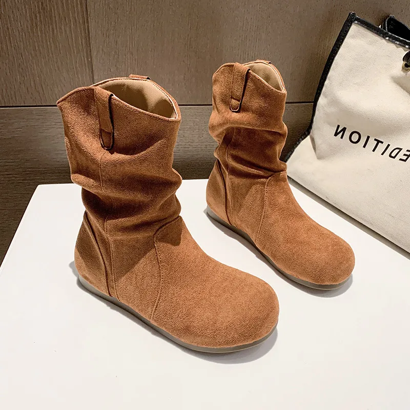 Брендовая женская обувь. Белые ботильоны. Сапоги на плоском каблуке. Женская мода