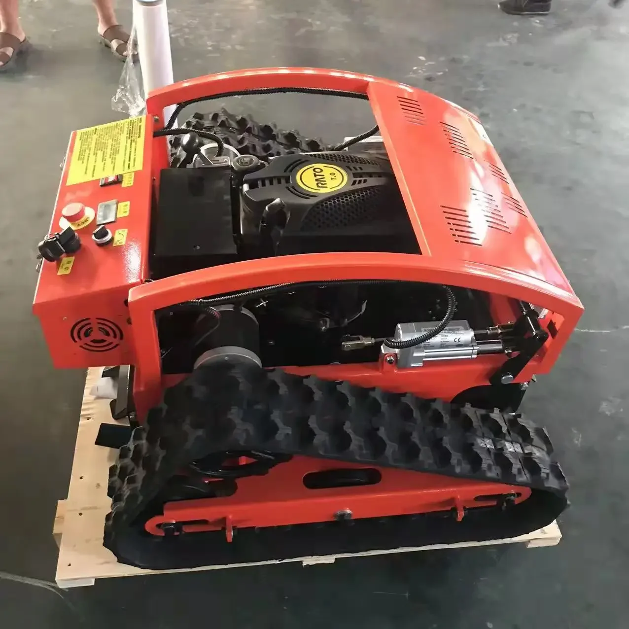 Бензиновая газонокосилка с дистанционным управлением гусеничная вездеходная