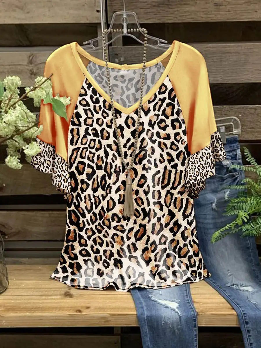 

Женский топ с леопардовым принтом и V-образным вырезом