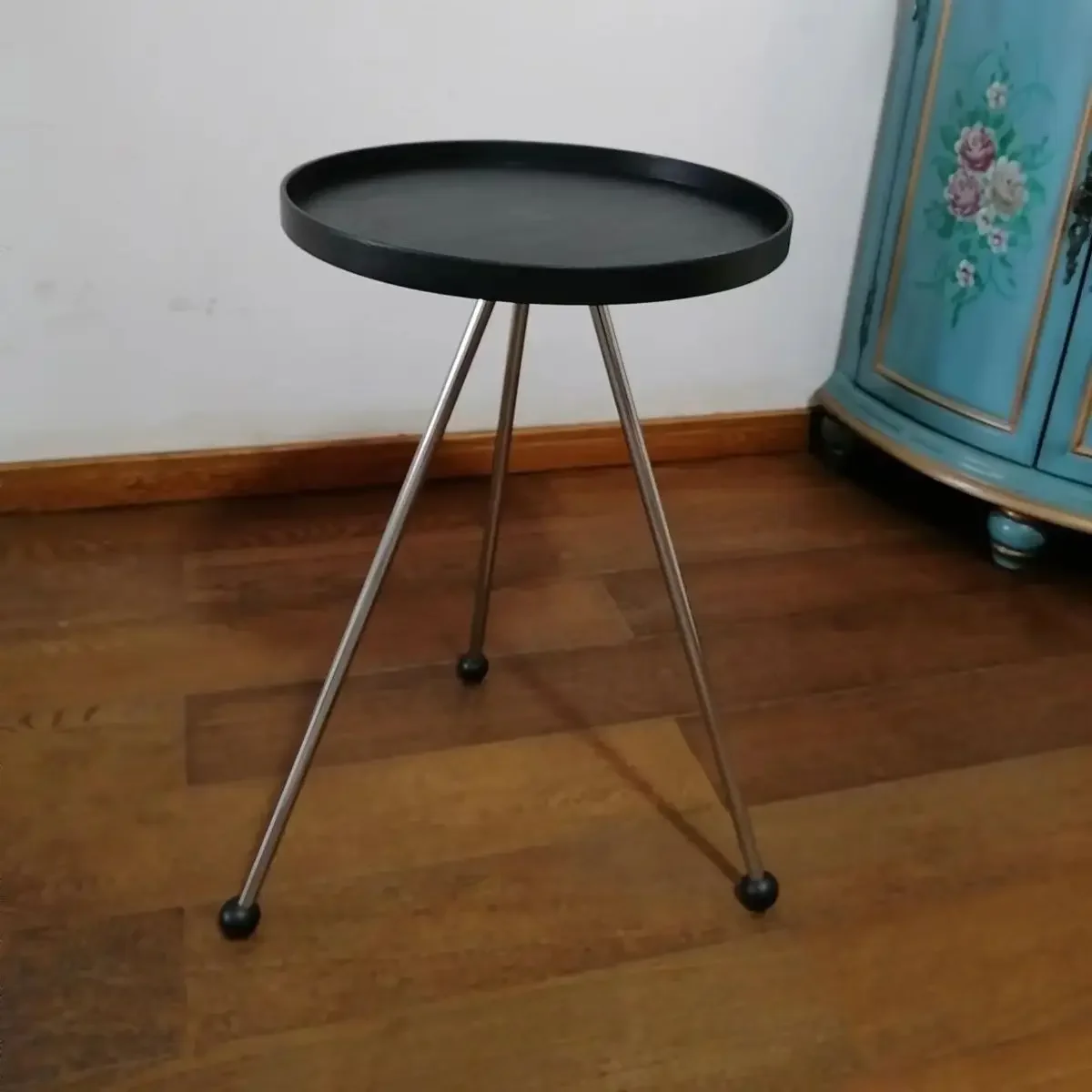 Средневековый журнальный столик из массива дерева с несколькими краями для