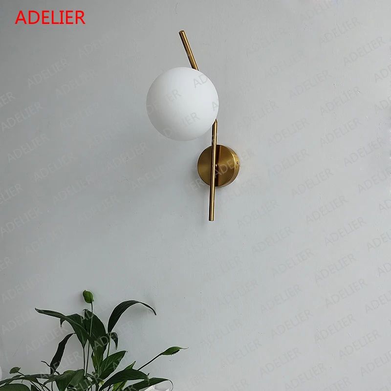 Настенная лампа со стеклянным шаром бра в современном стиле для гостиной