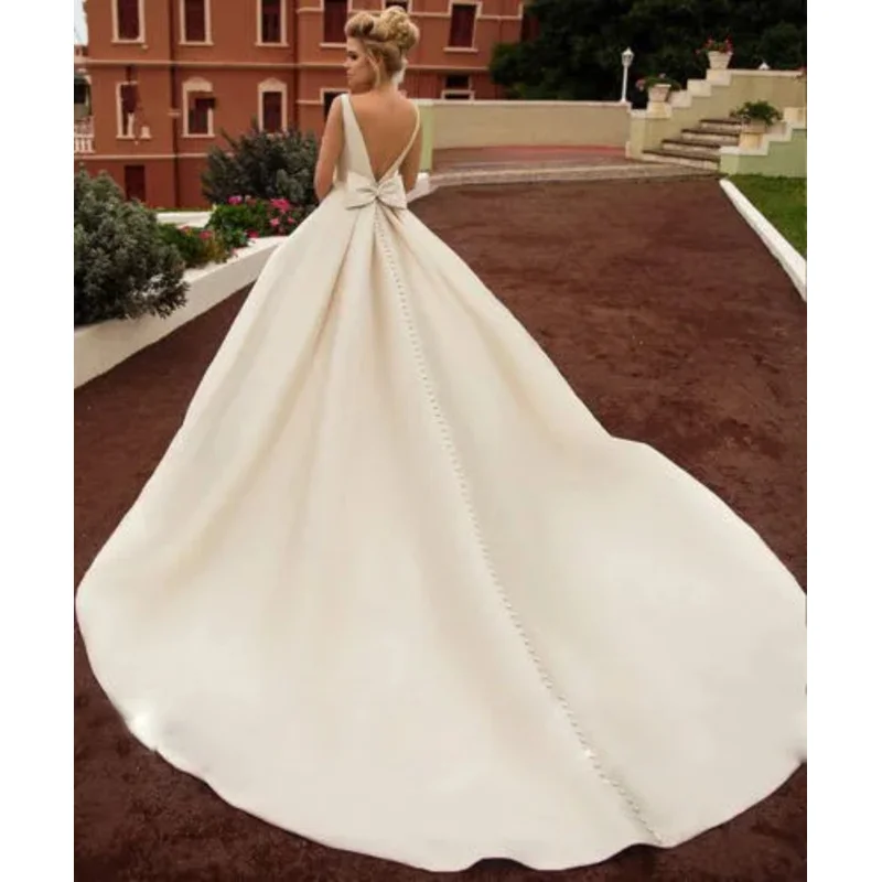 Элегантное свадебное платье трапециевидной формы со шлейфом цвета шампанского