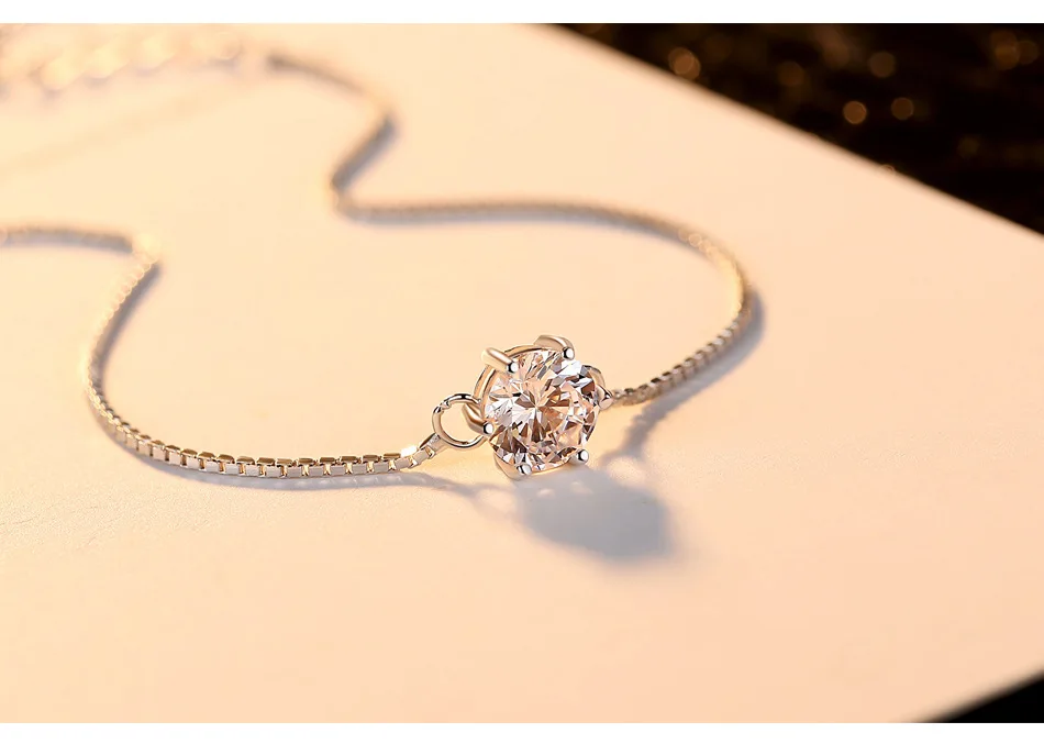 

Простой женский браслет из циркония