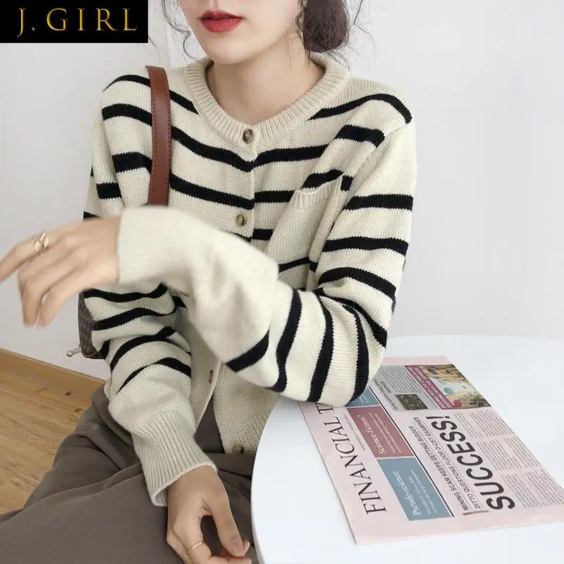 

Кардиган женский в полоску, свободный Универсальный простой Модный мягкий уличный ретро-кардиган с круглым вырезом, в ленивом стиле, в стил...