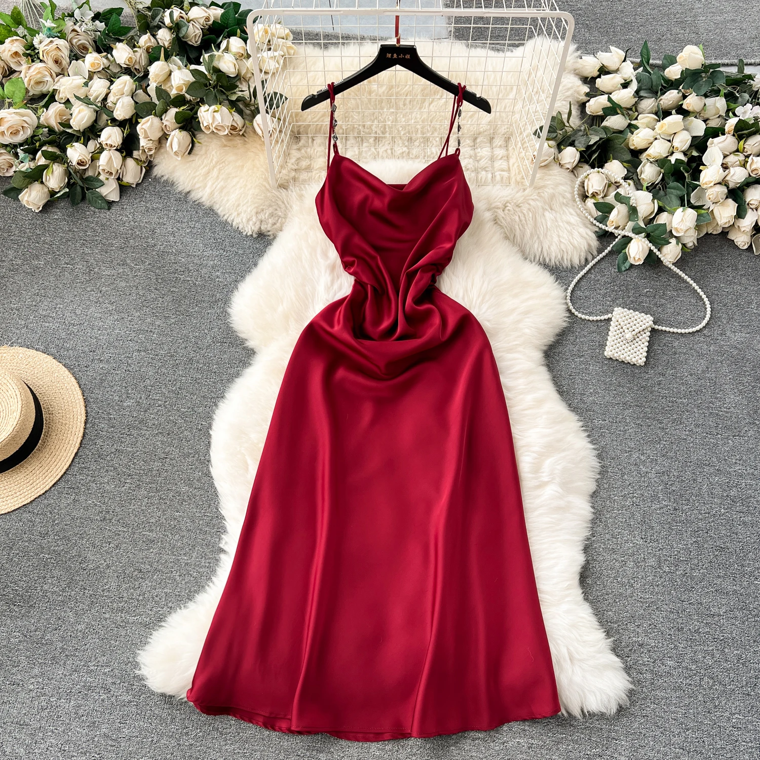 Элегантное пикантное винтажное атласное платье без рукавов с открытыми плечами