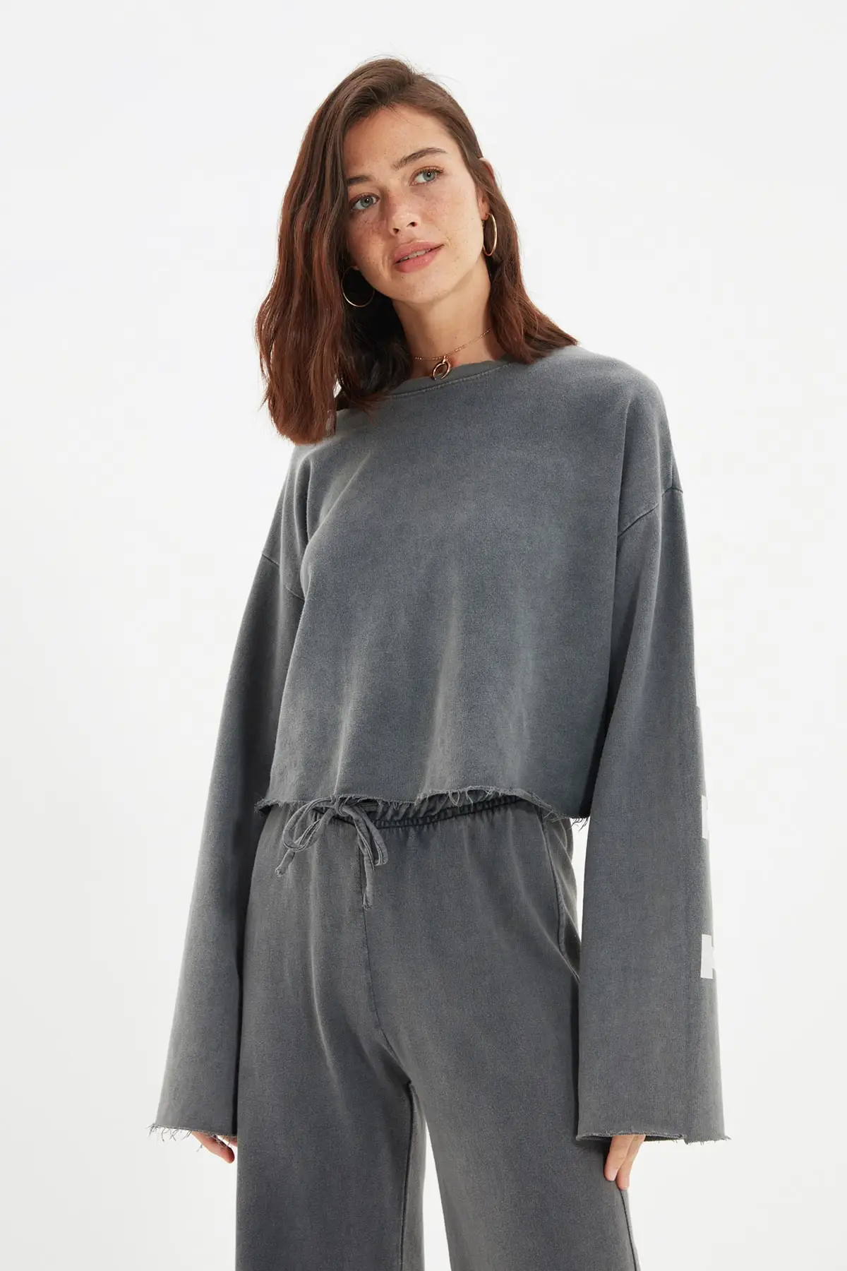 

Trendyol-Flushing Crop Back Printed Knitted Sweatshirt TWOAW22SW1692