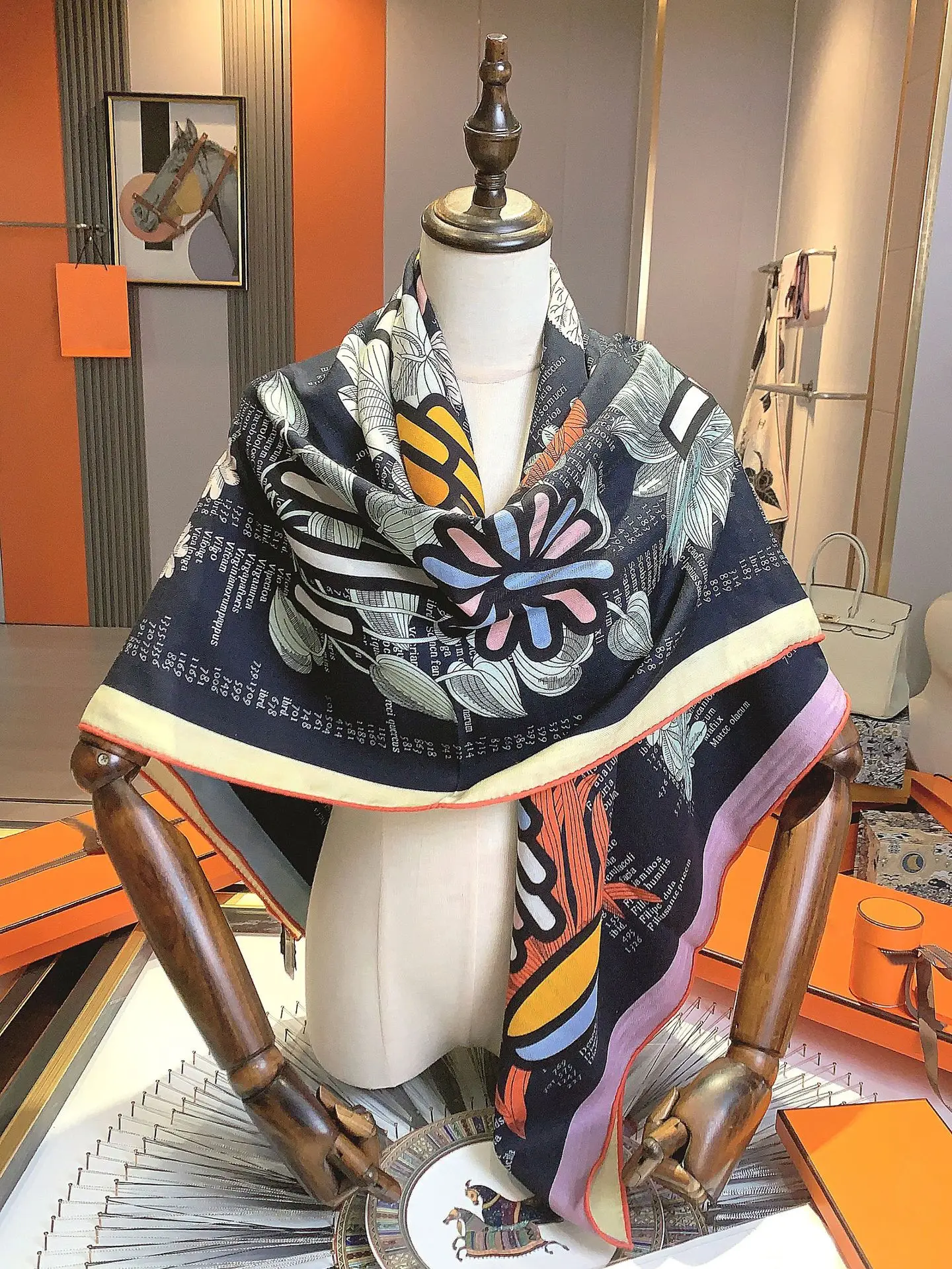 Рисунок 2 - Кашемировый шерстяной шелковый шарф с двойным принтом