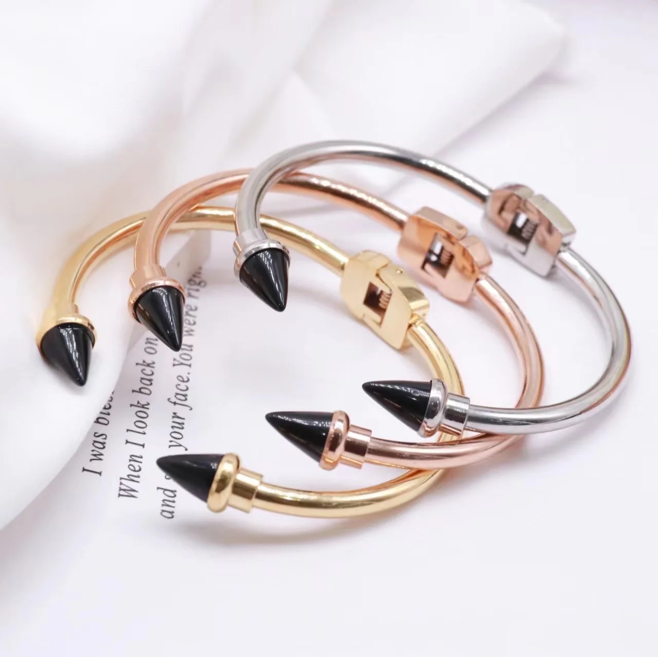 

Simple fashion opening arrow Stainless steel women's bracelet Three colors are available