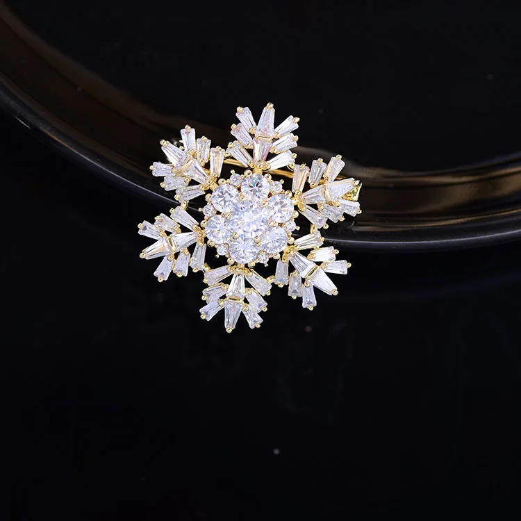 

New Snowflake Small Brooch Fashion Anti-glare Buckle Cute Temperament Collar Suit Accessories Female Creative Personality