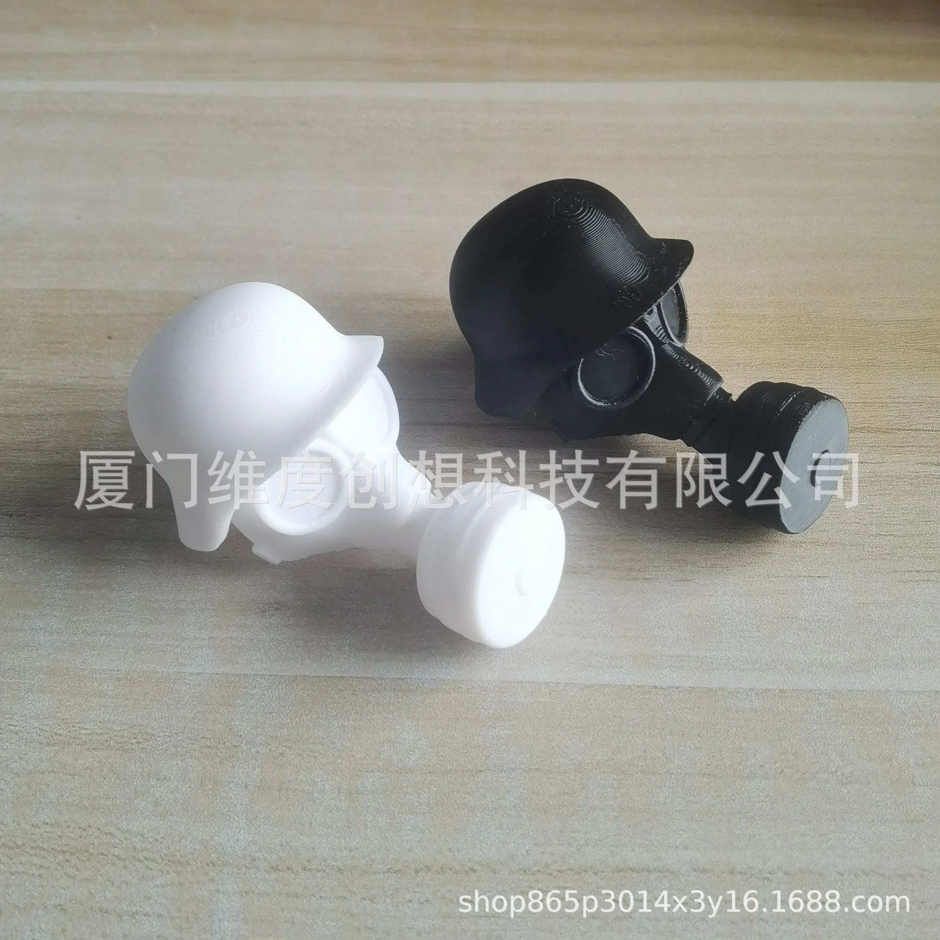 

Крышка сцепного устройства с шлемом и противогазом