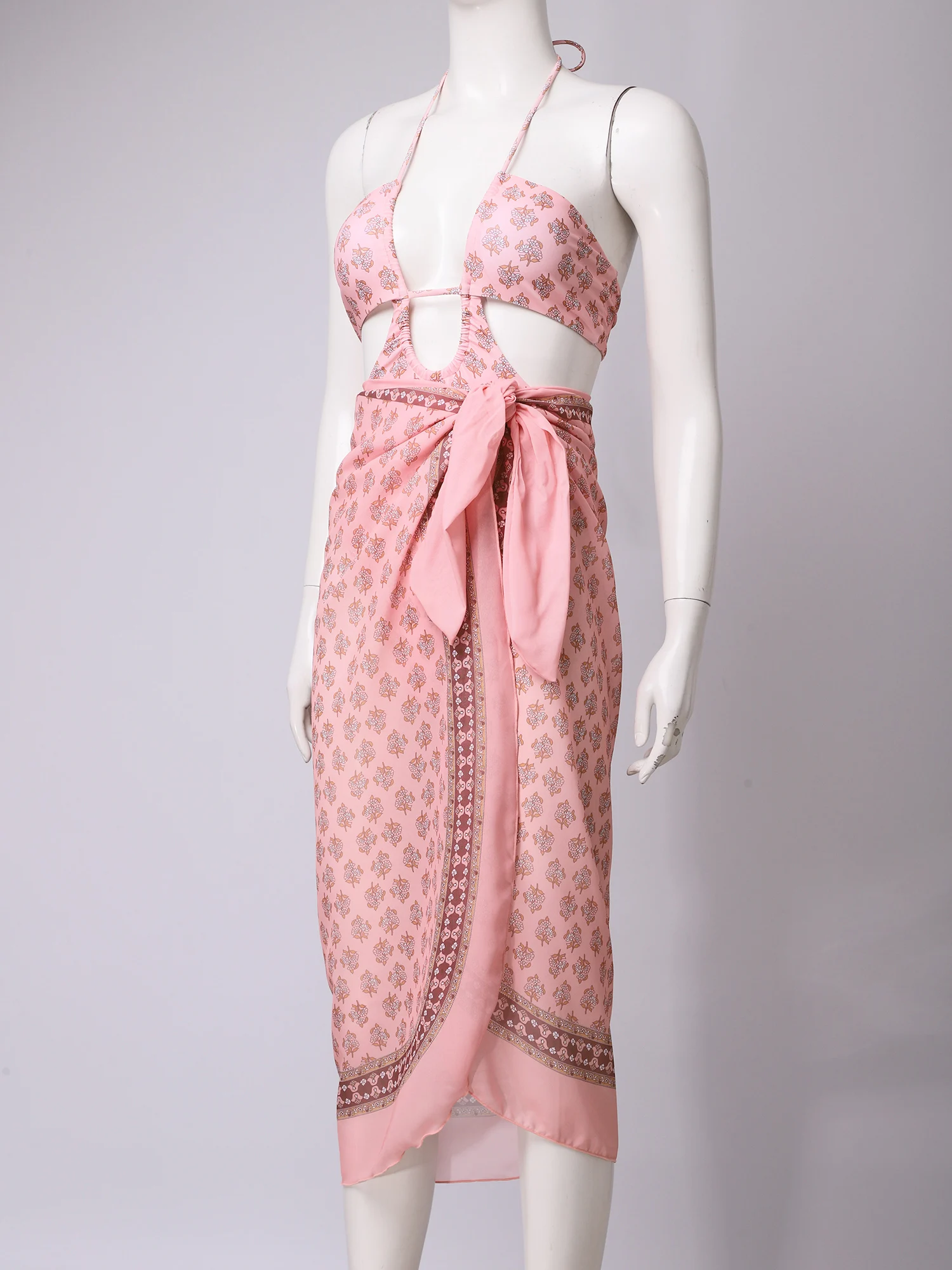 Рисунок 5 - Женский слитный купальник с цветочным принтом