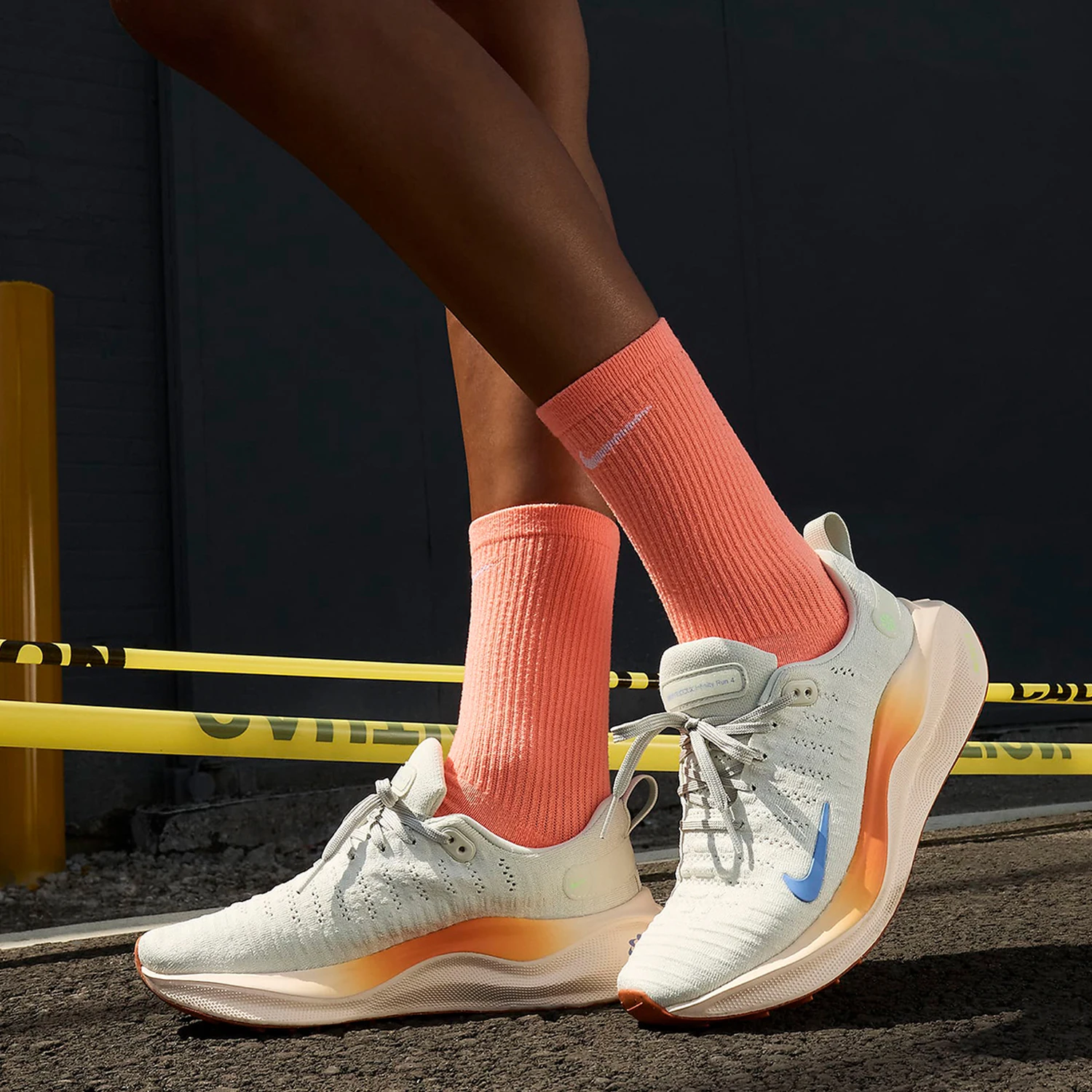 Фото Женские дышащие кроссовки Nike Authentic Current Season для тренировок и фитнеса с низким верхом DR2670-007 №1