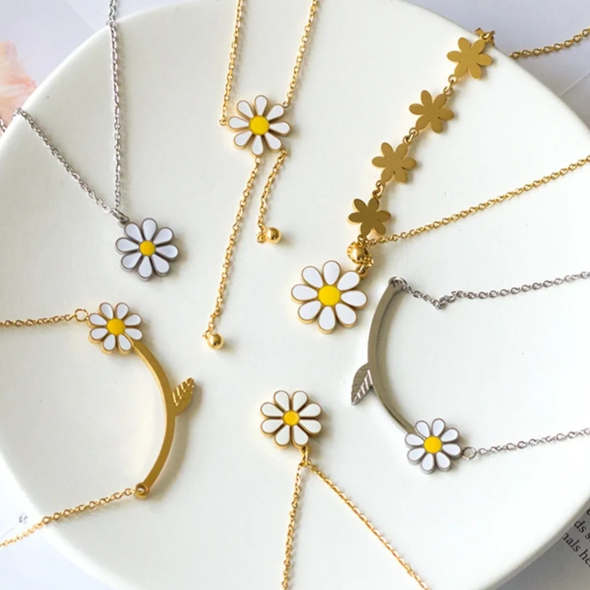 Daisy Flower Necklace for Women/Girls Y2K Summer Jewellery Stainless Steel Cute Yellow Daisies Fashion Choker Maldives Romantic
