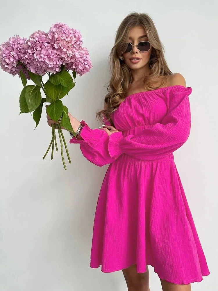 Соблазнительное однотонное платье-мини с вырезом лодочкой соблазнительное