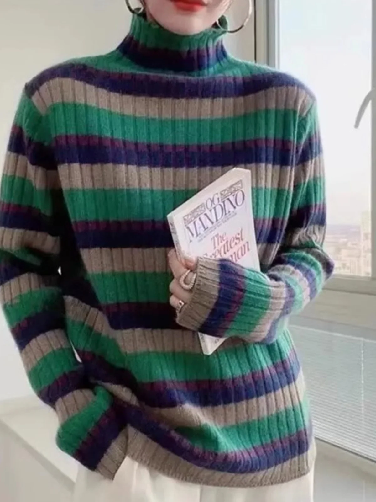 Кашемировый трикотаж с высоким воротником в радужную полоску для женщин зима 2024