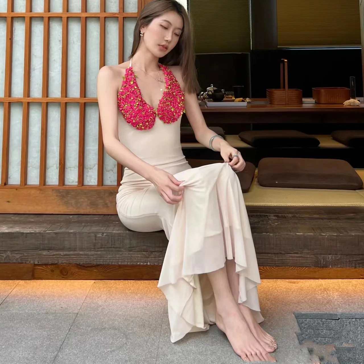 

Женское платье в пол с V-образным вырезом и цветочным принтом