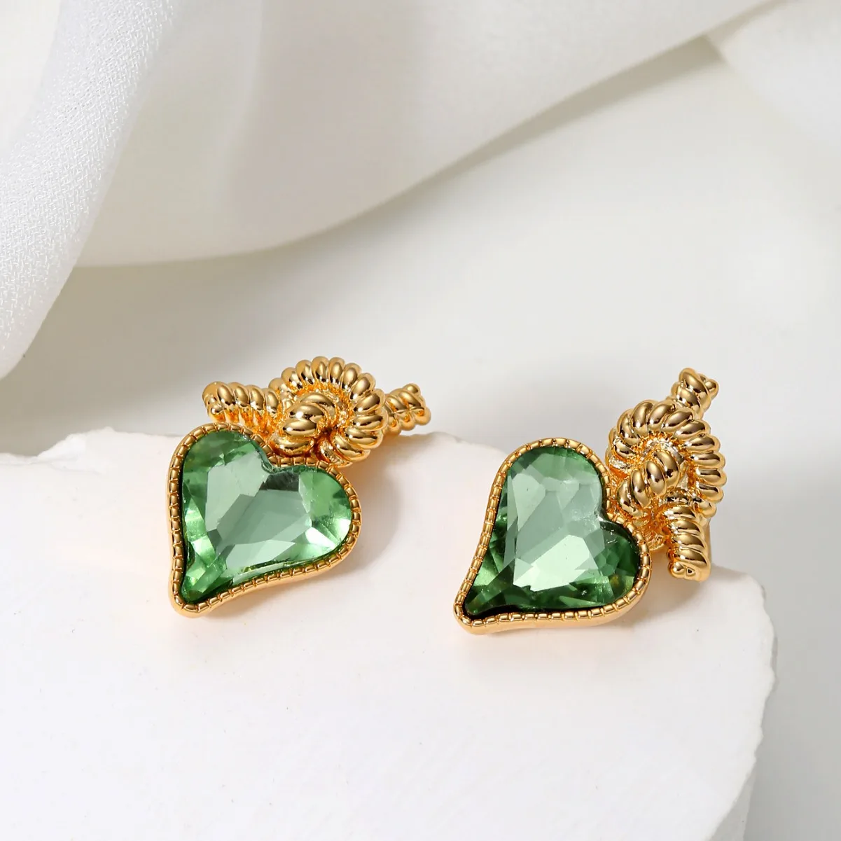 Новые простые ретро серьги с зеленым кристаллом в форме сердца для женщин