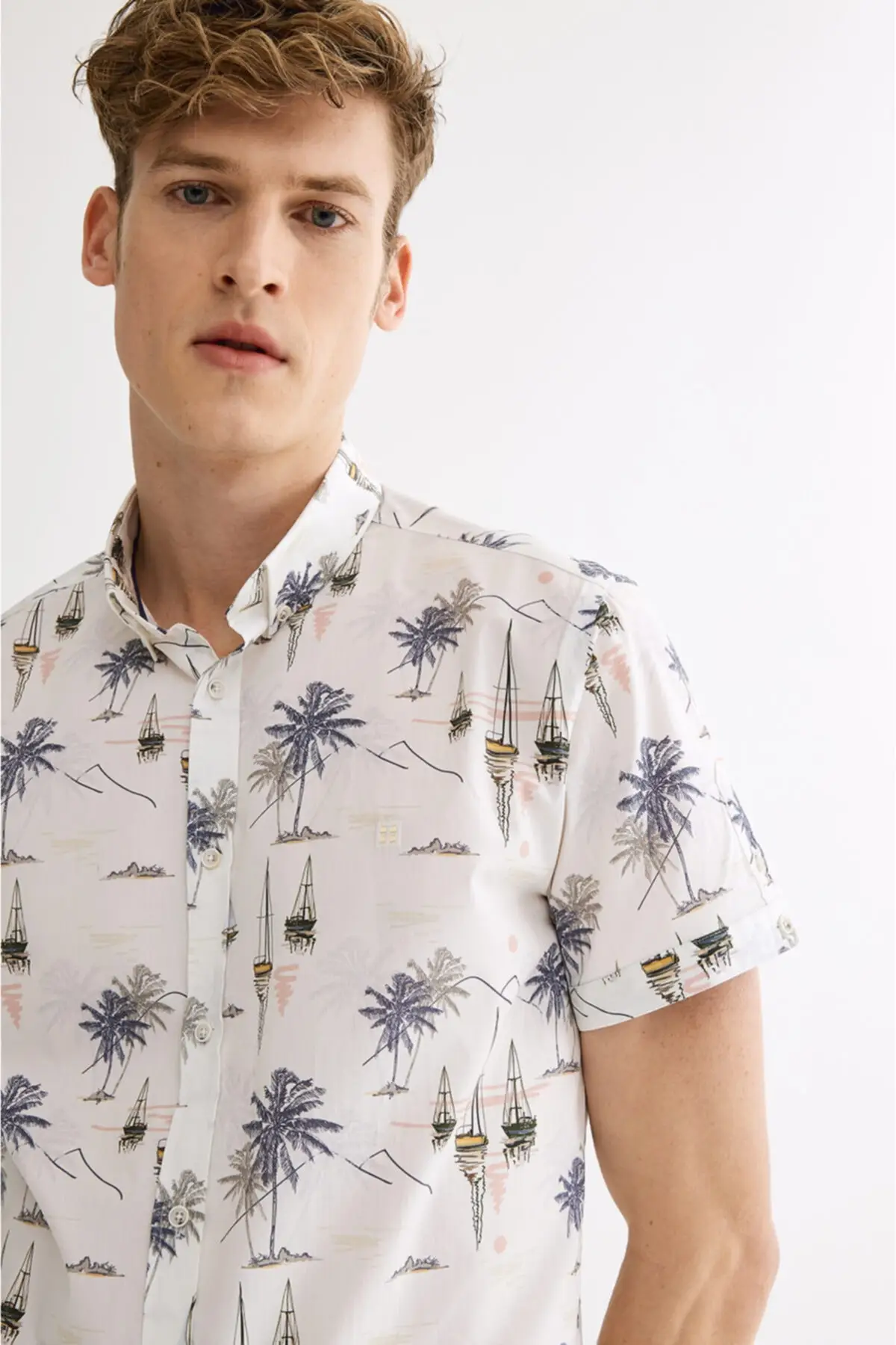 

Мужская приталенная рубашка с коротким рукавом и воротником на пуговицах