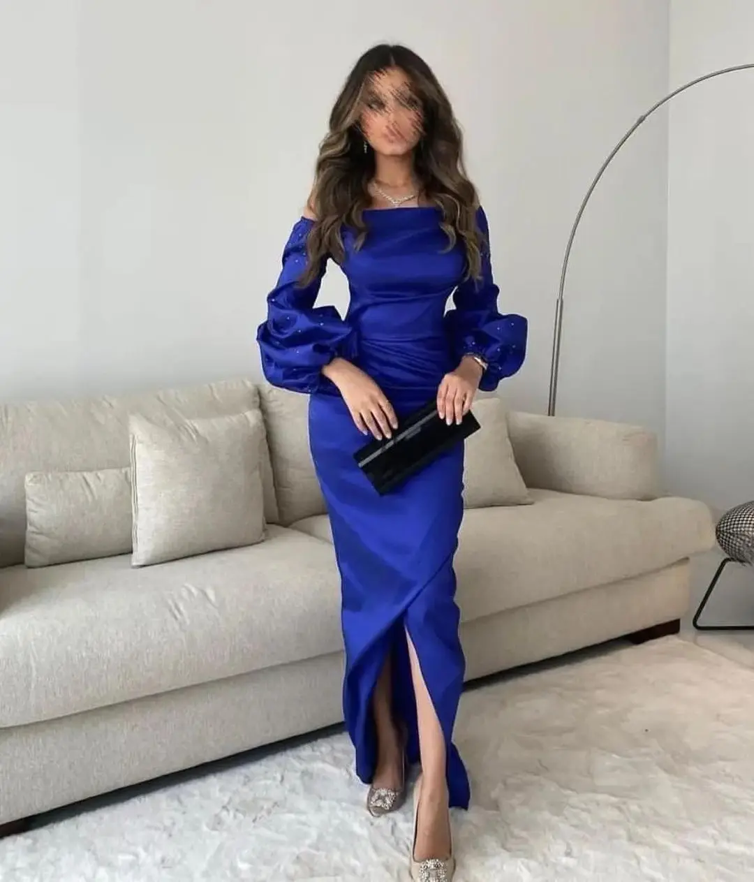 

Женское платье с вырезом горловины и вырезом горловины