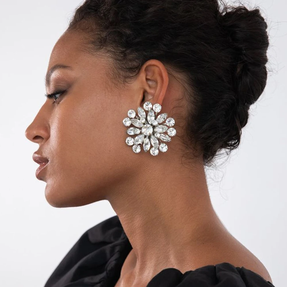 Большие серьги-гвоздики с геометрическим кристаллом и цветами свадебные для