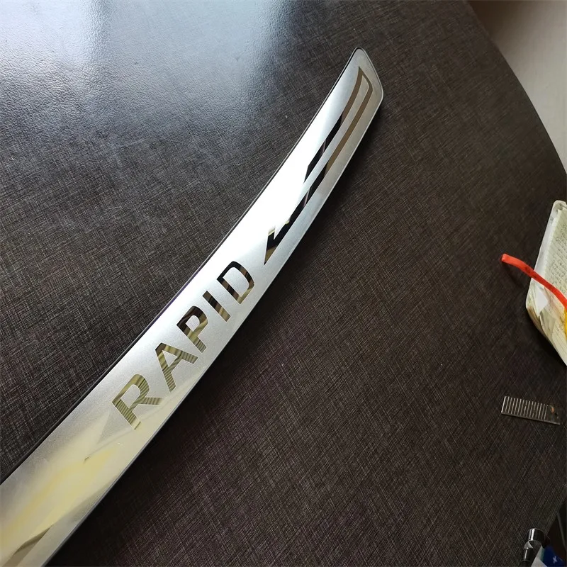 

Car Accessory Door Sill Rear Bumper Protector Sill Trunk Tread Plate Trim Car styling stickers For 2013 -2018 Skoda Rapid