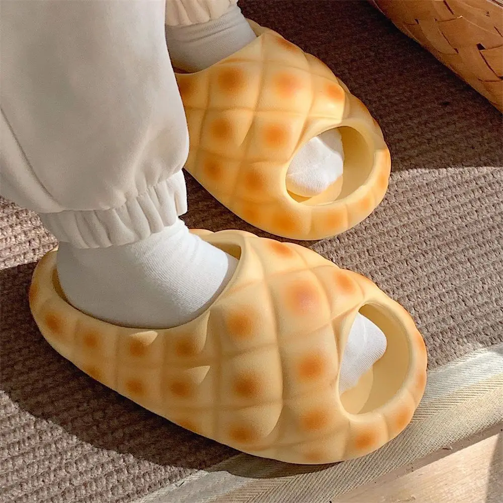 

Fashion Bulky Slippers Women Designer Pineapple Bread Shoes 2023 Newest Fruit EVA Slides Lightweight Cloud Holiday Beach Slipper
