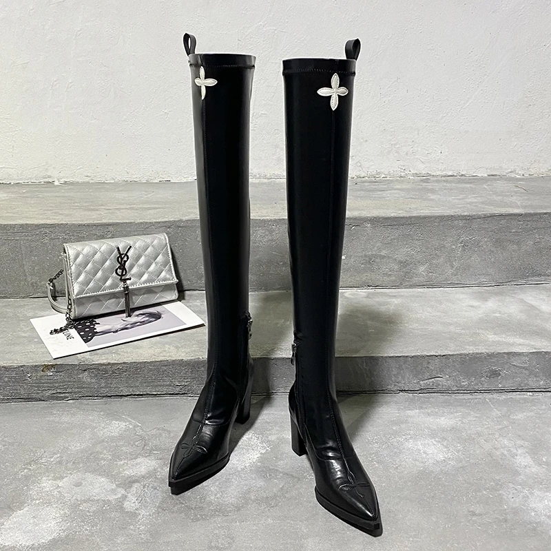 Женские мотоциклетные ботинки на черном каблуке черные с боковой молнией