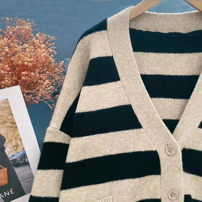 Женский осенне-зимний вязаный свитер в полоску