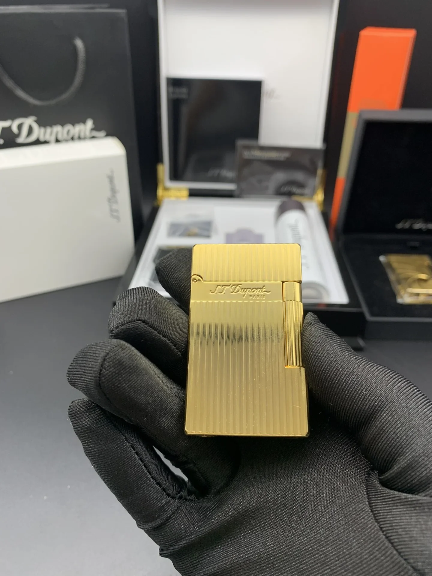 Золотая металлическая удобная газовая зажигалка с вертикальным узором