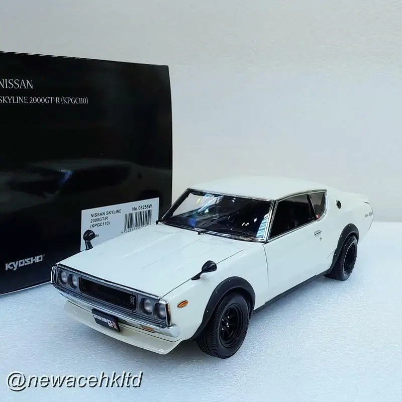 

Skyline 2000 GT-R (KPGC110) White KYOSHO MODEL 1/18 #08255W DieCast Model Car Collection Limited Edition Hobby Toy Car