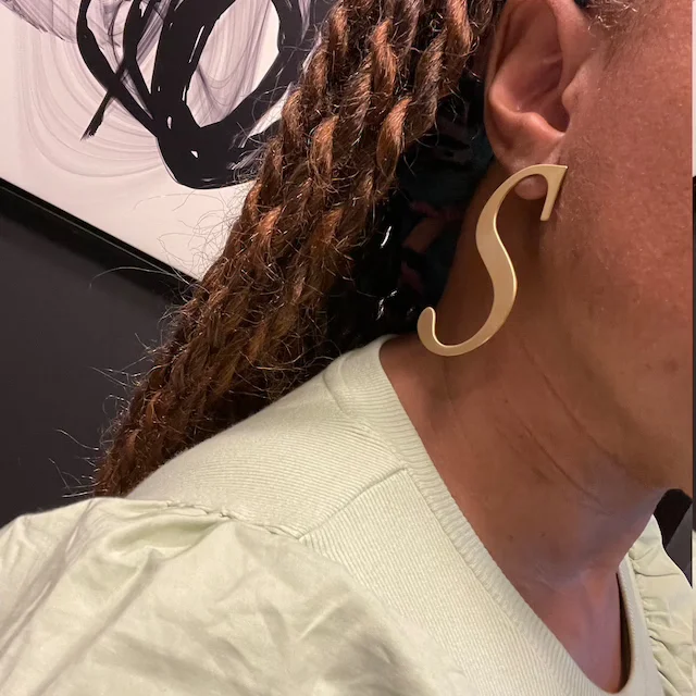 Большие серьги-гвоздики из нержавеющей стали с буквами золотого цвета