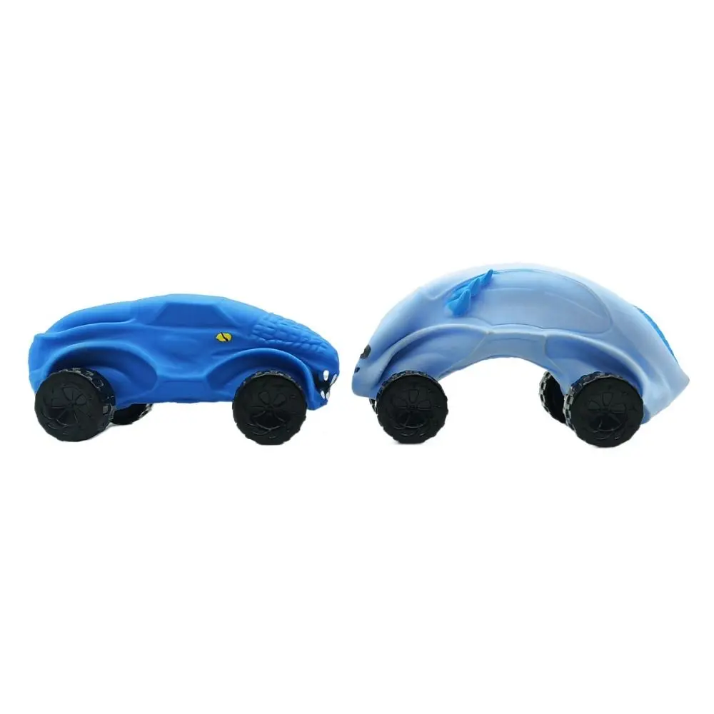 Игрушечный автомобиль из пластика