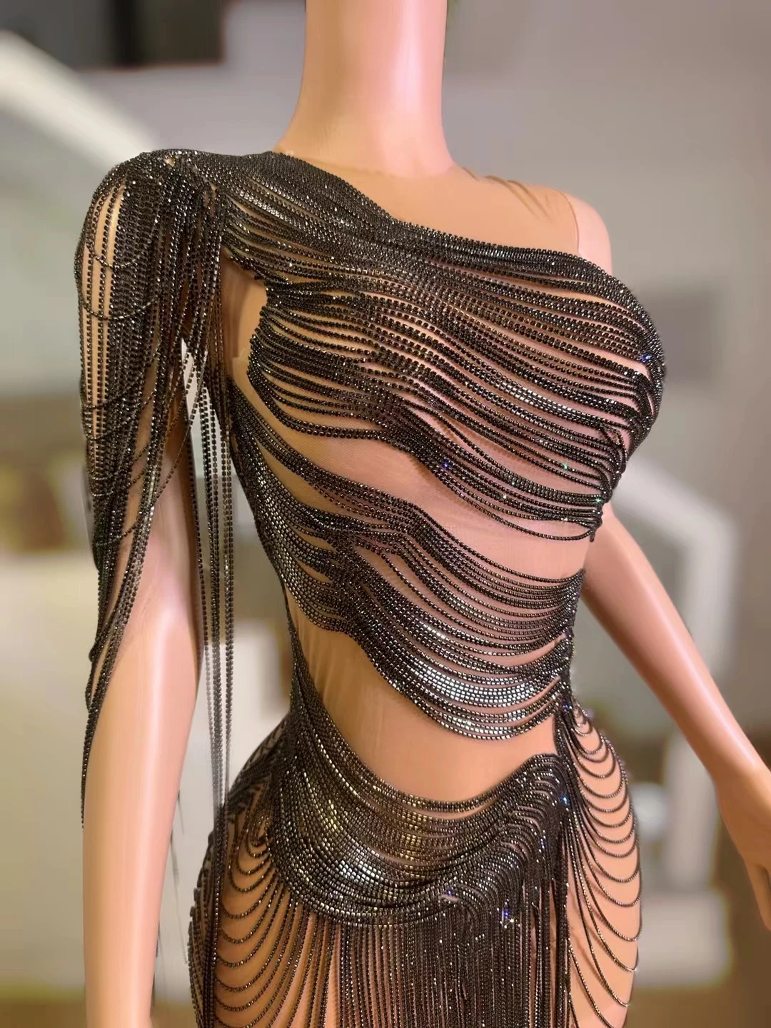 Роскошное вечернее платье с цепочками и кристаллами для празднования дня
