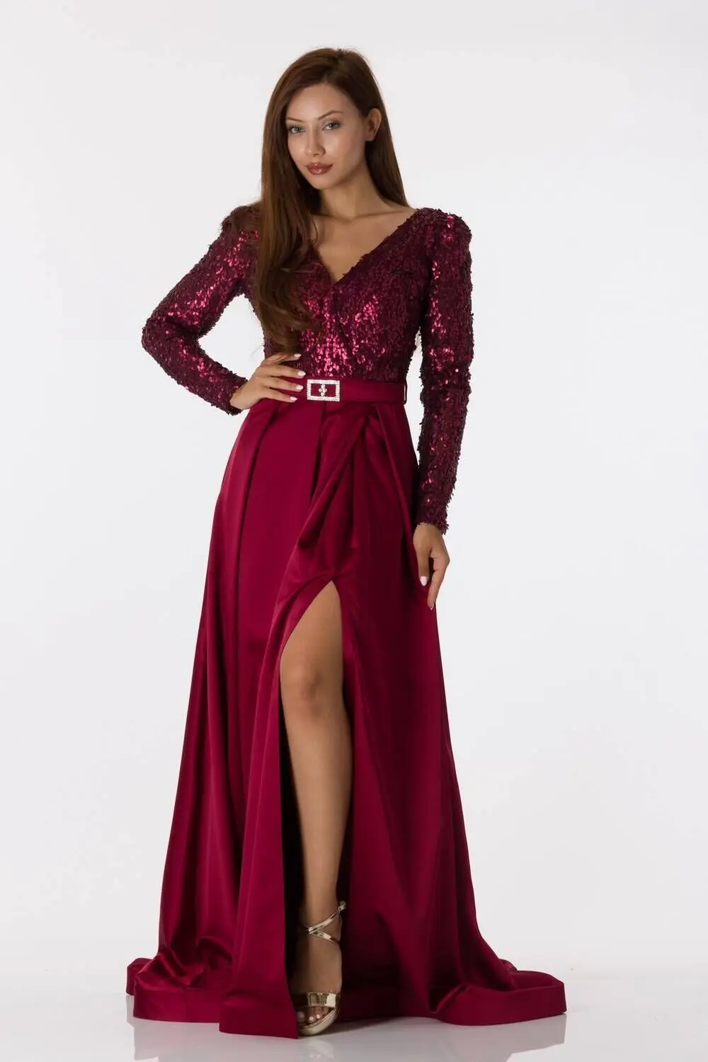 

Бордовое атласное вечернее платье с длинным рукавом и блестками