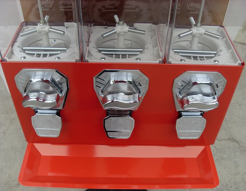 Продается новый торговый автомат с подвижными мячиками