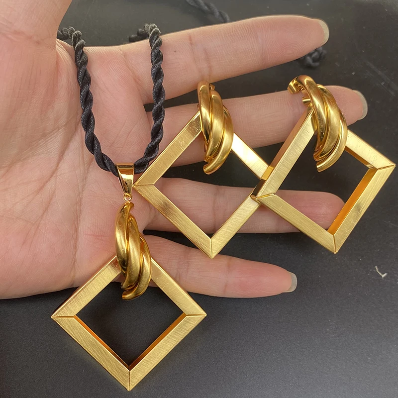 

Alloy 2023 Classic Style Dubai Necklace Earring Jewelry Set Lady Daily Wear Hoop Earring For Women Banquet Wedding Gift