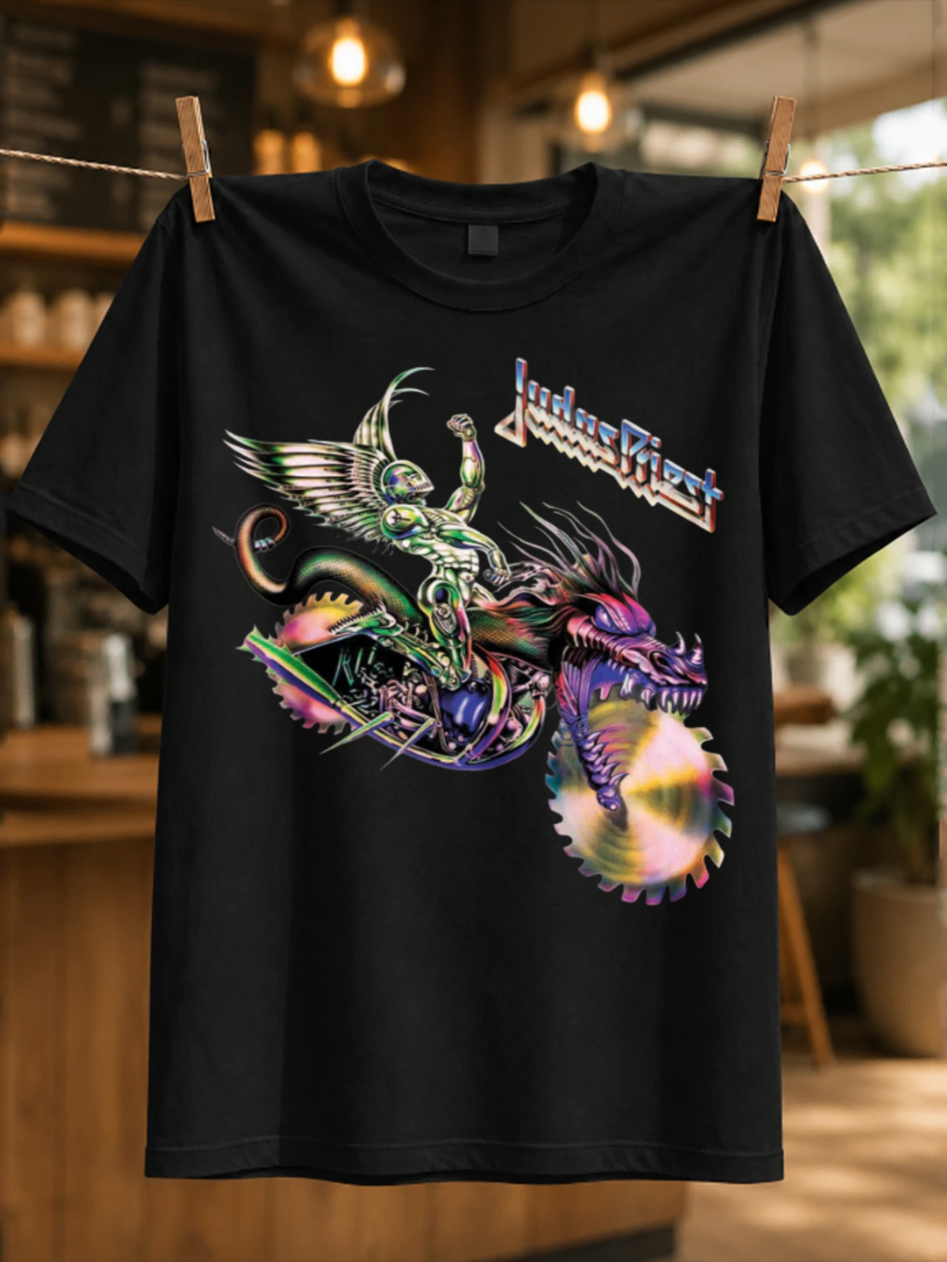 Фото Футболка унисекс Judas Priest Dragon Ride с изображением крылатого всадника, рычащего зверя на колесах, в радужных хромированных цветах и в стиле эпического металла. №1