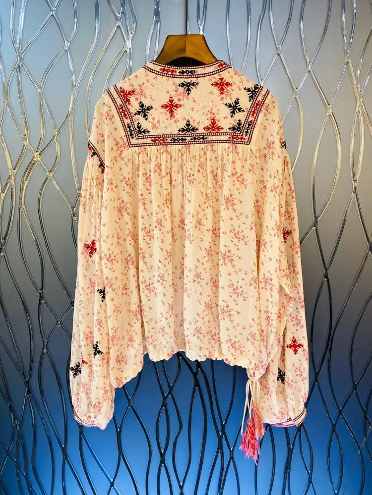 Рисунок 5 - Женская шелковая блузка с цветочным принтом