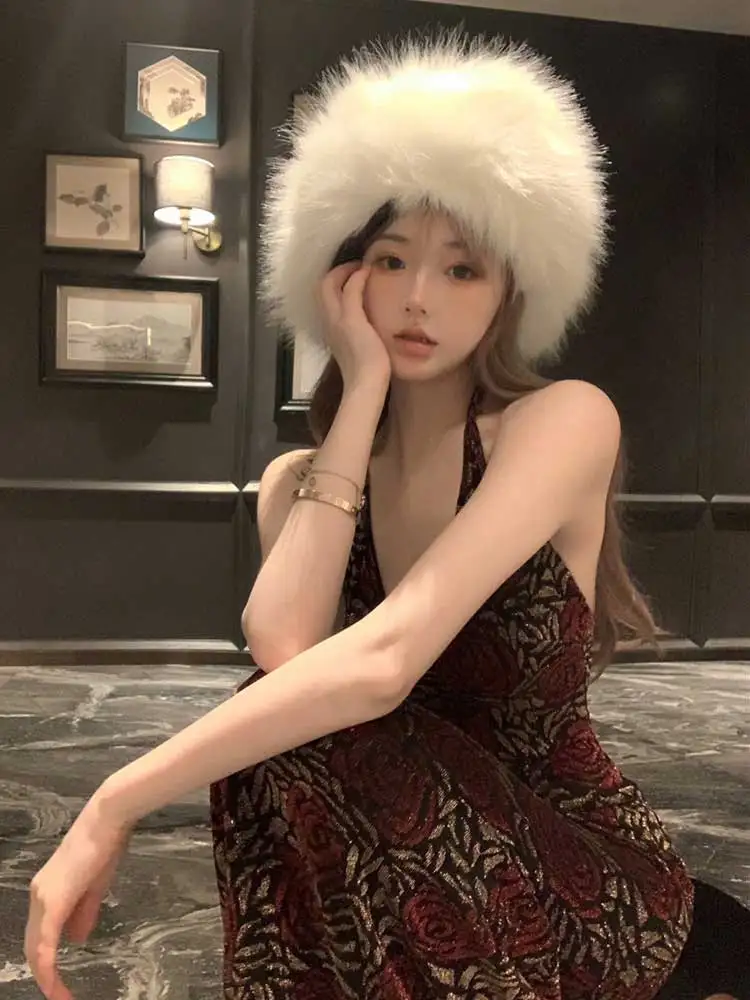 Женское бархатное платье с V-образным вырезом и лямкой на шее