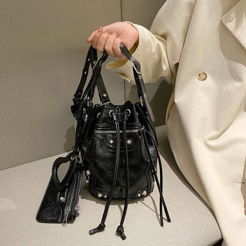 

Роскошная брендовая дизайнерская сумка через плечо, женская сумка-мессенджер из искусственной кожи с заклепками, Высококачественная сумка-мешок на шнурке с зеркальным бумажником