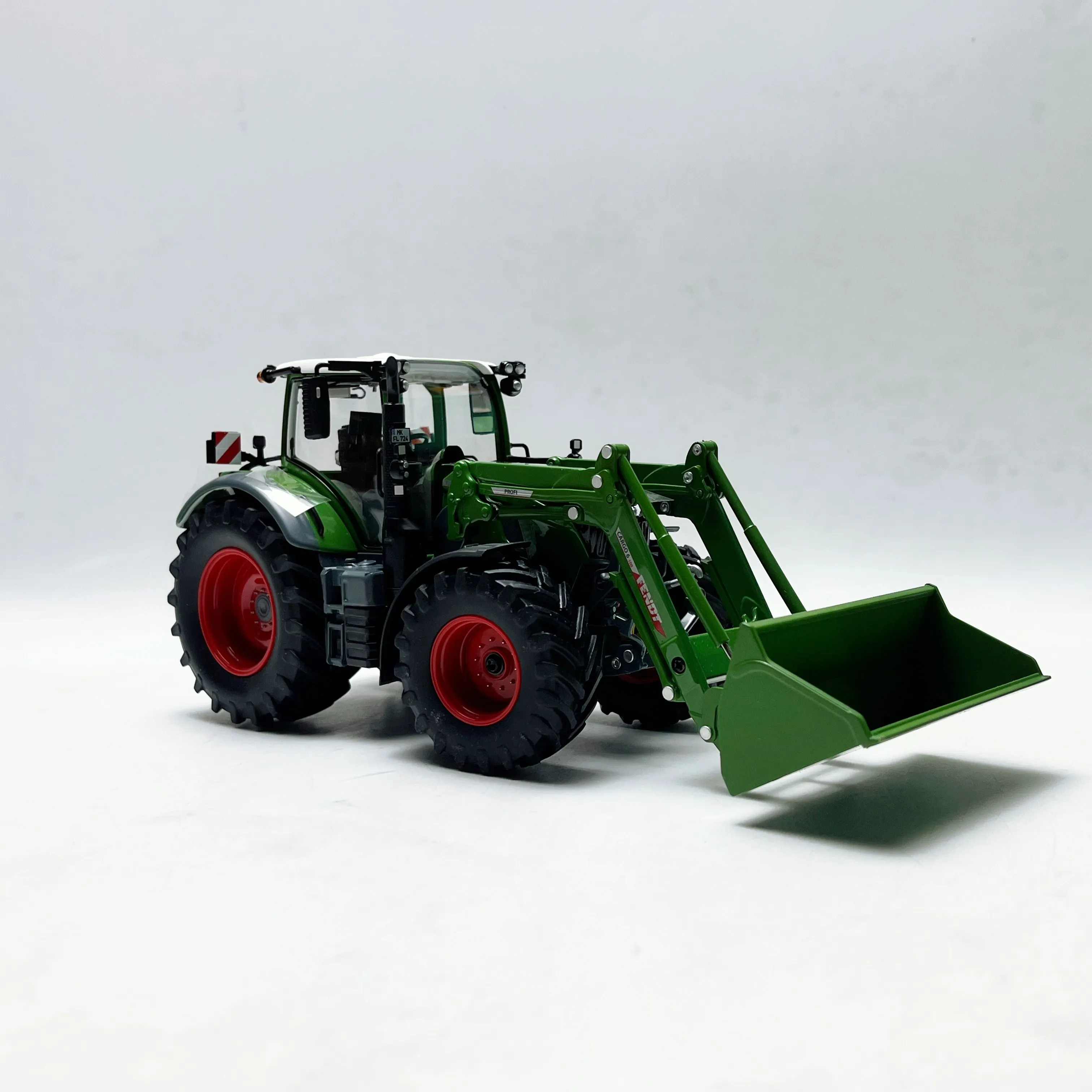 Фото Литая под давлением модель автомобиля из сплава Fendt 724 Vario в масштабе 1/32 №4