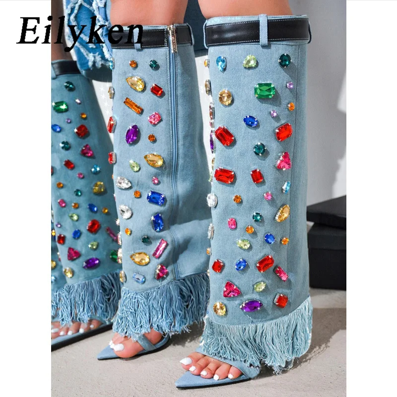 

Eilyken/модные Подиумные синие джинсовые сапоги до колена на тонком каблуке с кристаллами; Женские туфли на шпильке с открытым носком для ночного клуба; Botas Mujer