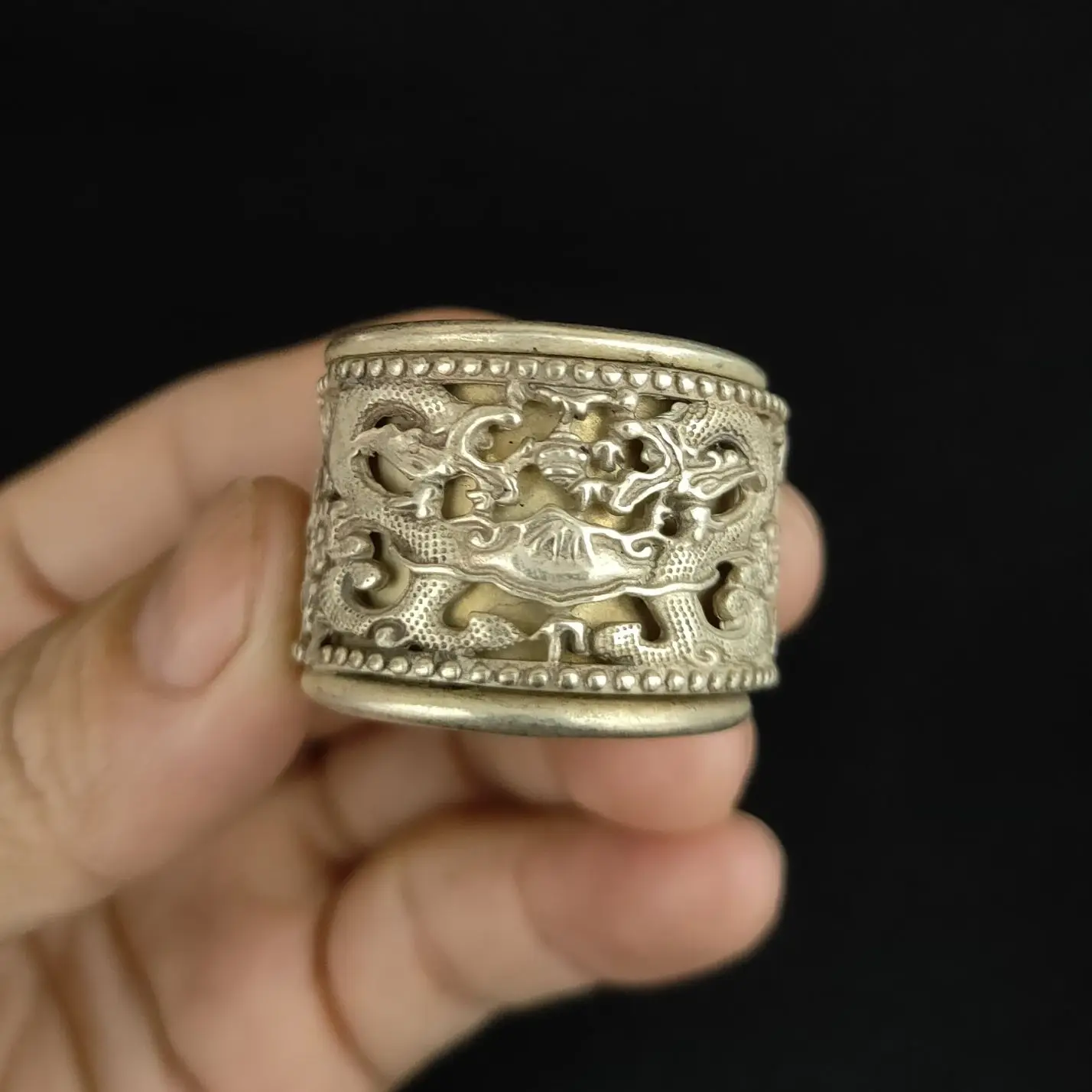 

China Elaborate Tibetan Silver Lucky Auspicious “Ssangyong”Ring Metal Handicraft Decoration Home Decoration