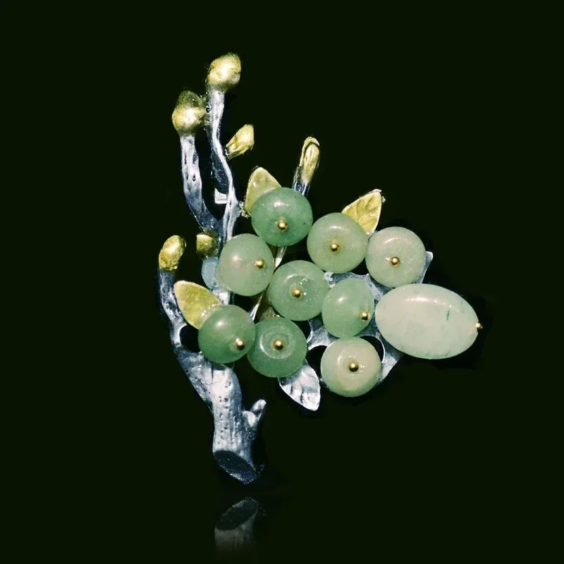 Брошь в виде цветка из натурального камня