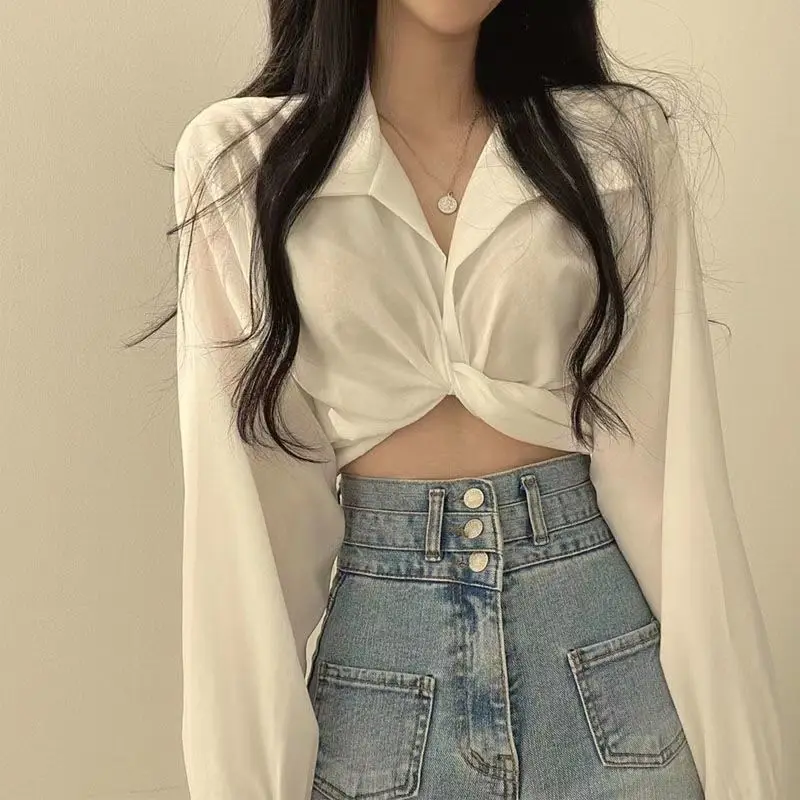 

Fashion woman Short shirt top2022spring and summer New French niche design sense back tie bow short navel shirtWomen'sV-neck top