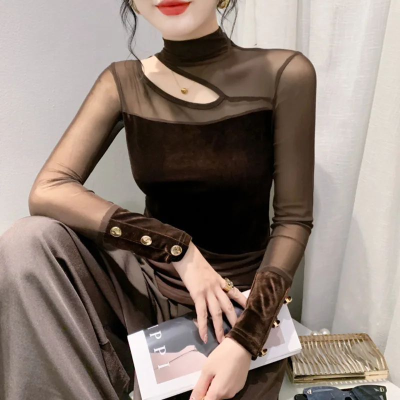 Женская облегающая футболка с разрезом и сеткой