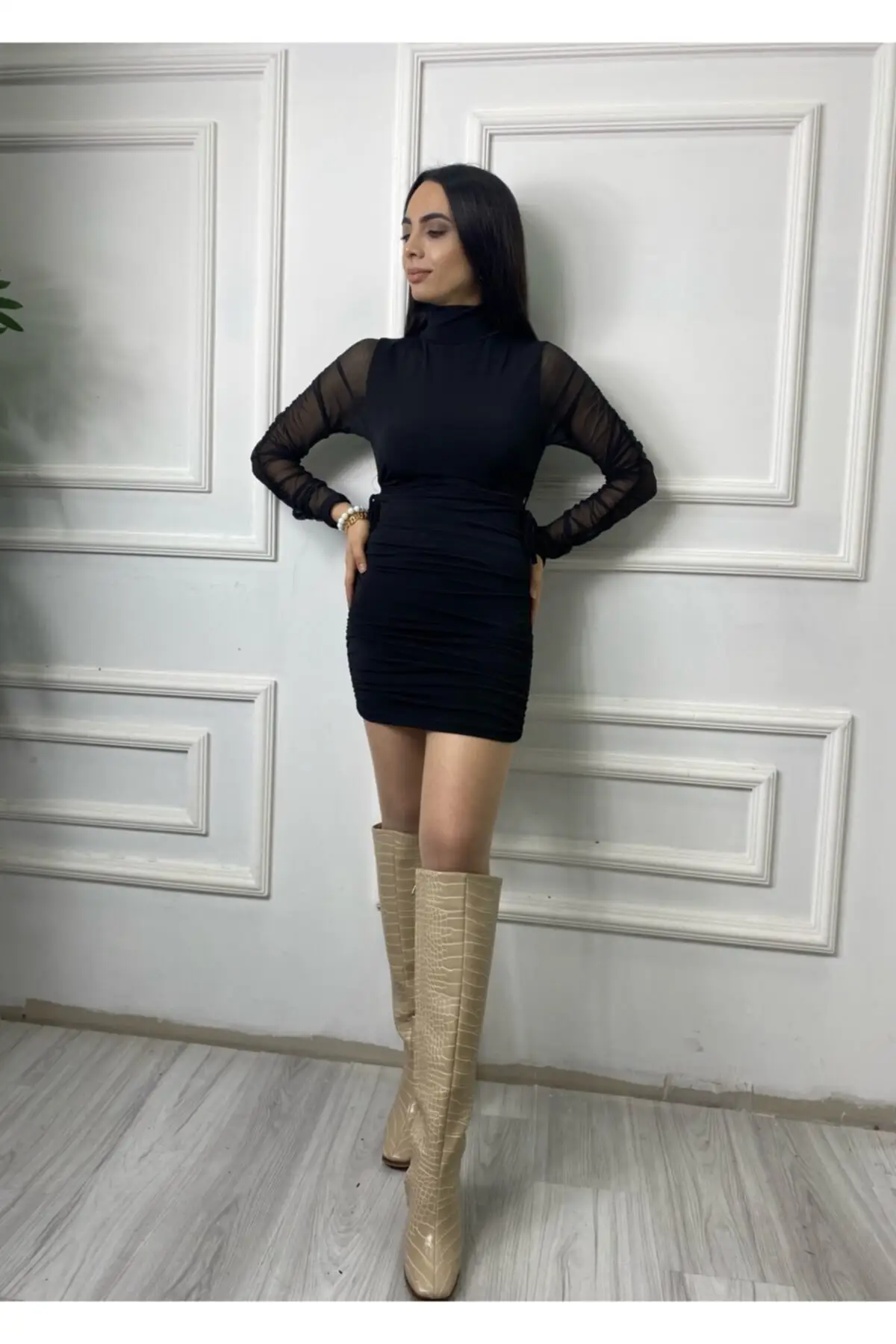 

Тюлевое платье с боковыми вставками и окошком