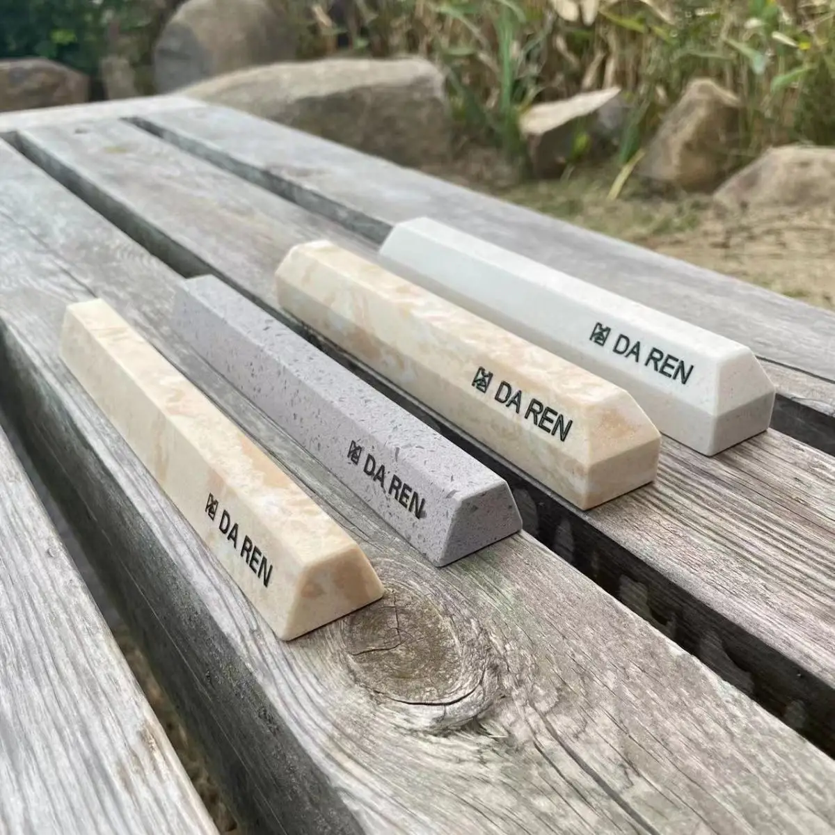 Мраморная стена с отверстиями для отпечатков пальцев