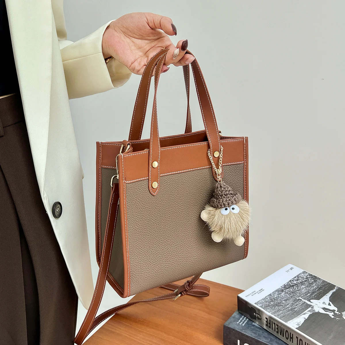 

Брендовая роскошная женская сумка из натуральной кожи высокого качества Новинка 2023 Женская универсальная ручная сумка-ведро простая сумка...