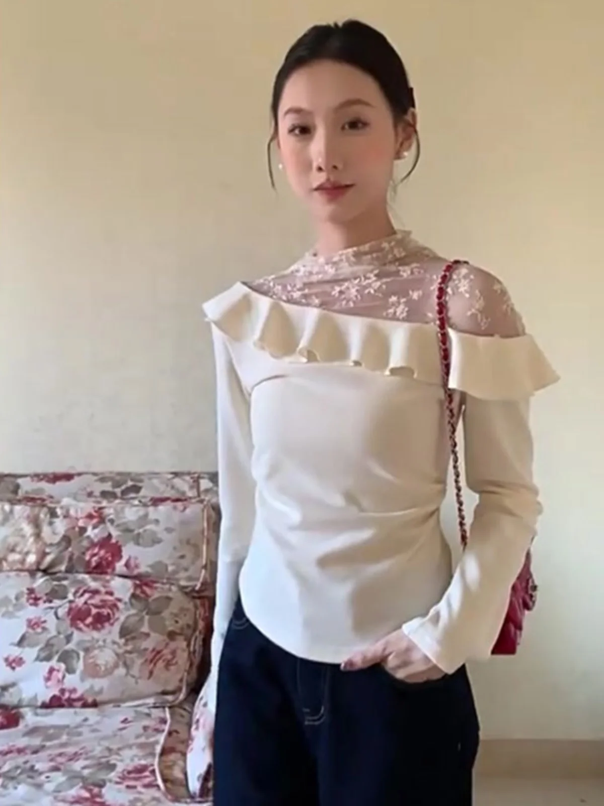 Вязаный топ с открытыми плечами и кружевной строчкой во французском стиле